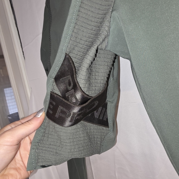 Nike Pro Aeroadapt Women's Green Long Sleeve Athletic Top Small - Picture 2 of 4